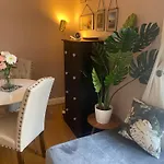 Cosy And Stylish Home With Balcony