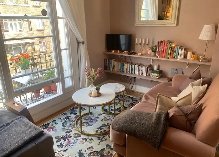 Cosy And Stylish Home With Balcony